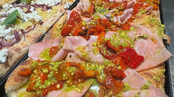 La pizza a taglio, sapori in teglia: quante scoperte fuori raccordo