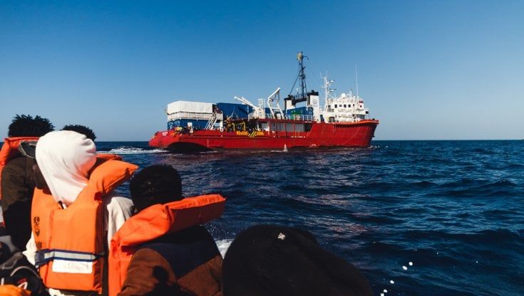 Segni di torture e casi di ipotermia tra i migranti salvati dalla Sea-Eye 4: "Siamo esausti, fateci sbarcare"