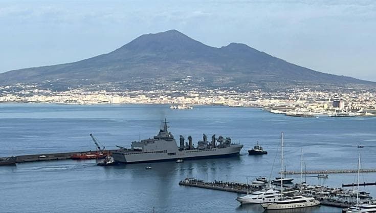 Castellammare, parte nave Atlante diretta a Taranto per cominciare le missioni militari