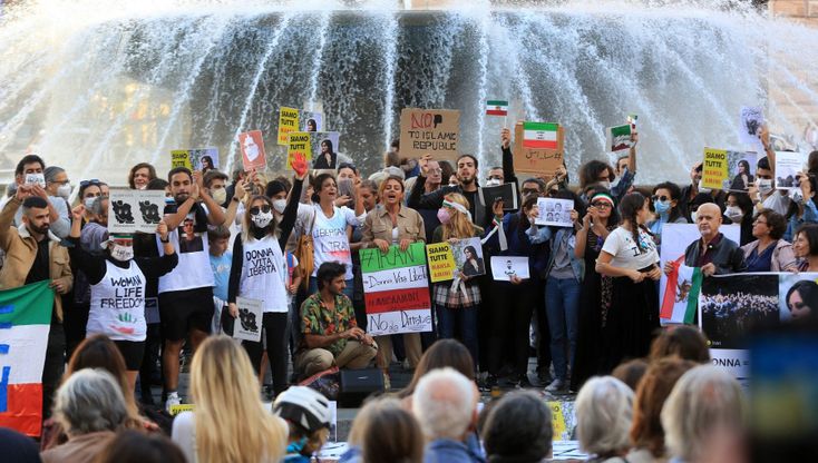 Iran: manifestazione a Genova a sostegno delle donne iraniane: "Siamo tutte Mahsa Amini"