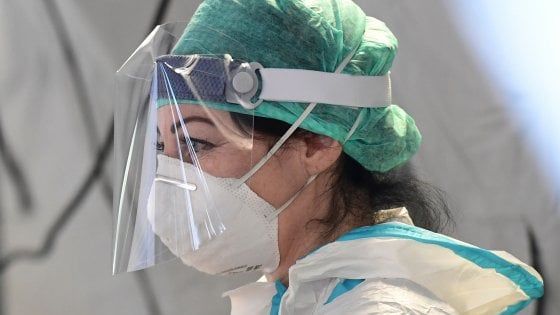 Coronavirus in Lombardia, 394 decessi in 24 ore. Gallera: "Aumento positivi perché fatti più tamponi". I sindaci attaccano la Regione