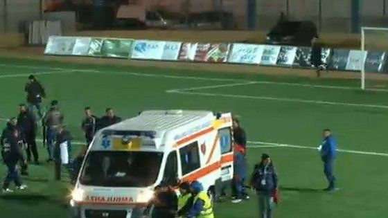 Bari, allontana un petardo lanciato dai tifosi sul campo di calcio: steward perde tre dita