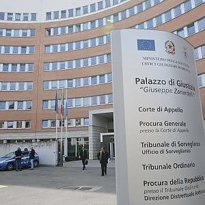 Accusato di violenza sessuale dalla figlia minorenne, assolto allenatore di calcio a Brescia