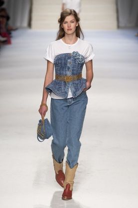 La t-shirt più di tendenza per l'estate? Total white