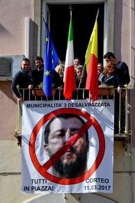 Napoli, sulla facciata di un palazzo comunale striscione  contro Salvini