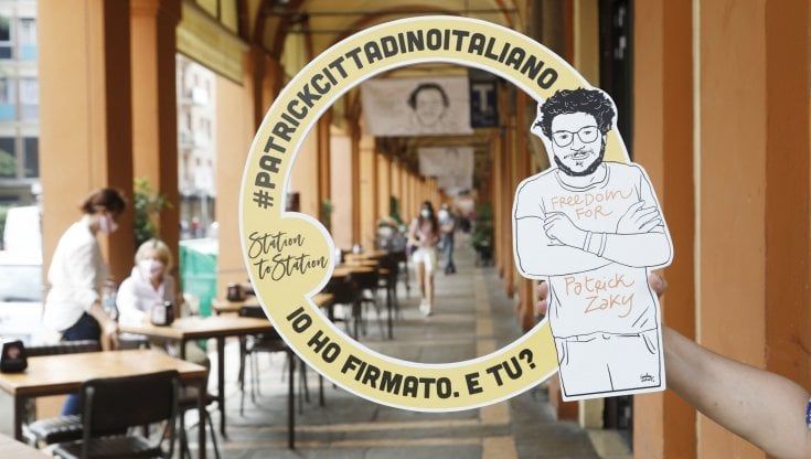 Scarcerazione di  Patrick Zaki, la festa di Bologna: “Ma la lotta non finisce vogliamo l’assoluzione”
