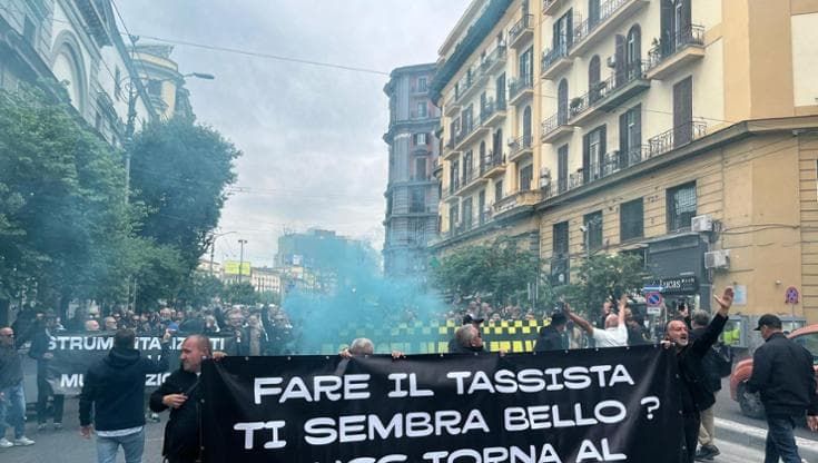 Napoli, la trincea dei taxi con sciopero e corteo. Tensioni al passaggio Ncc, uova contro un vigile
