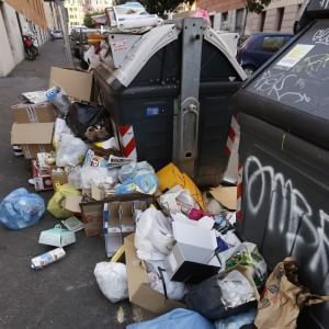 Municipi, nuovo appello a Marino: "Rifiuti e buche, bisogna intervenire. Non c'è solo il centro"