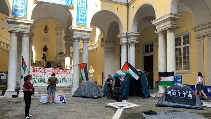 Flotilla sotto attacco, gli studenti dell’Università di Genova occupano l’atrio del rettorato