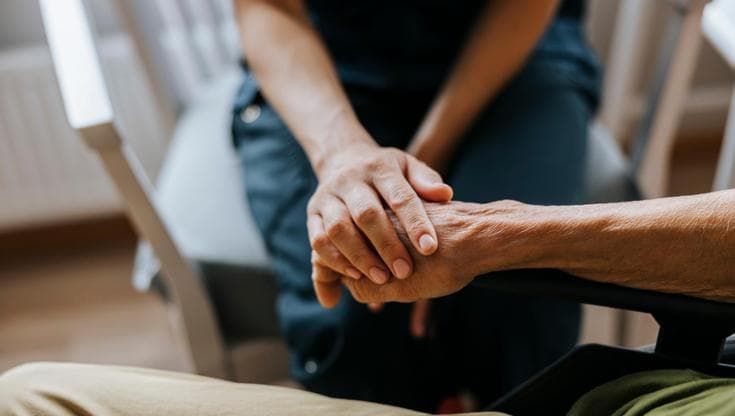 Caregiver familiari, il Paese che cura in silenzio: 7 milioni di storie tra fatica e responsabilità