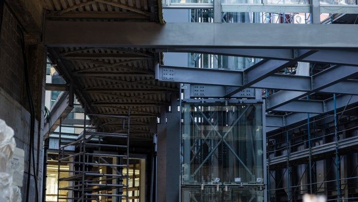 Incidenti sul lavoro, operaio morto a Milano nel vano ascensore di un palazzo: indagato il titolare della ditta di subappalto