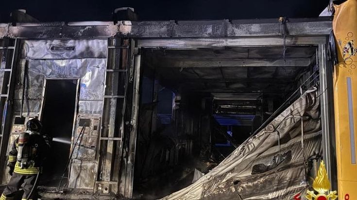Autolavaggio distrutto dalle fiamme a Putignano: sfiorati dalle fiamme i distributori di benzina
