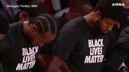 Riparte l'Nba, tutti in ginocchio durante l'inno: l'omaggio a Black Lives Matter