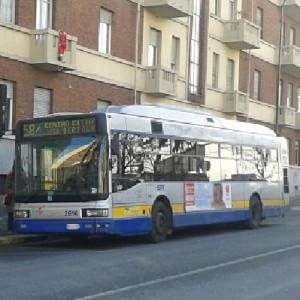 Un passeggero si spoglia sul bus, l'autista lo fa scendere