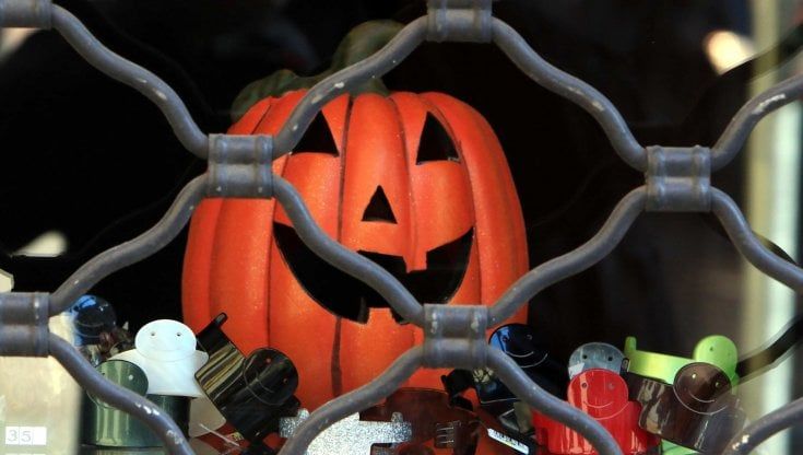 Festa di Halloween clandestina in casa: 20 ragazzi denunciati a Milano