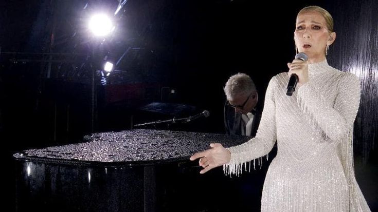 Céline Dion, il ritorno dopo la malattia. Parigi si prepara all’imminente annuncio