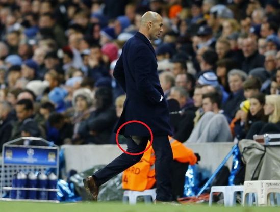 Zidane, i pantaloni fanno crac: il tecnico resta in mutande un'altra volta