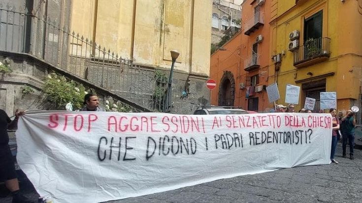 Aggrediti i clochard che vivono nella chiesa di Sant’Antonio a Tarsia: “Dovete andare via da qui”