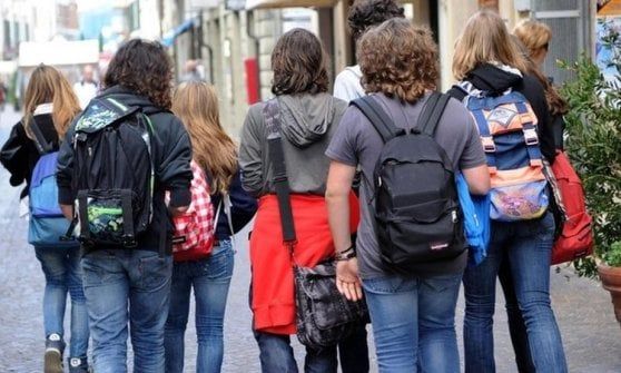 Parma, la denuncia di un allenatore: "Ragazzine accerchiate e molestate sul bus"