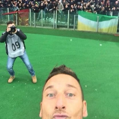 Totti, prodezza e selfie