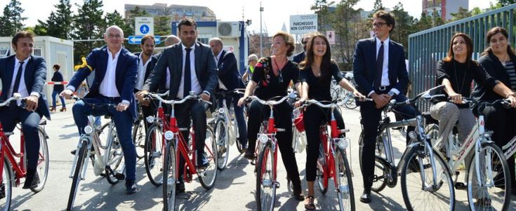 Fiera, Decaro e la giunta in bici. E per Renzi arriva il panzerotto&nbsp;