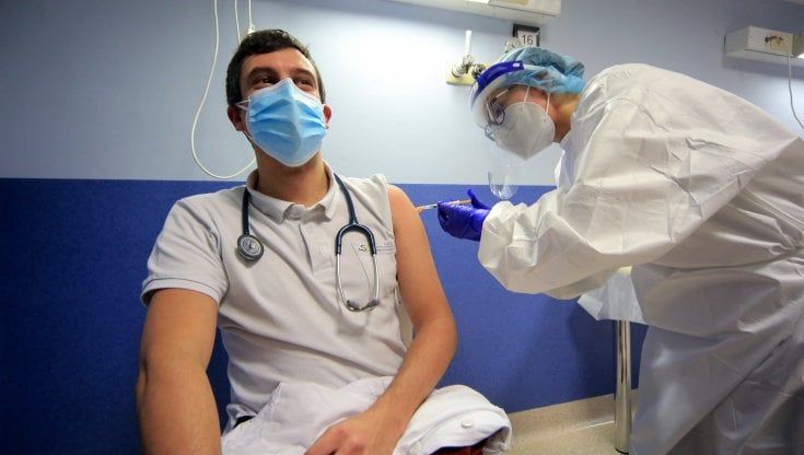 Ventimila sanitari in Piemonte non si sono fatti vaccinare, l'allarme al vertice delle Asl