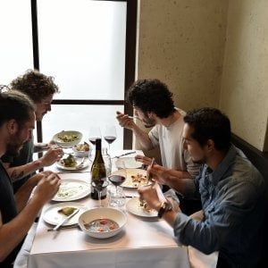 A caccia di socialità e sperimentazione: gli italiani mangiano "fuori" sei volte al mese