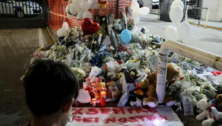 Domenico commuove l’Italia, fiori davanti all’ospedale e striscioni negli stadi