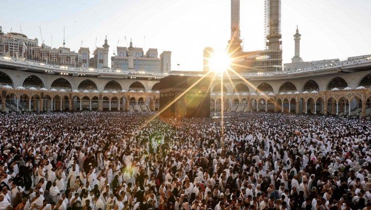 Arabia saudita, bus diretto alla Mecca prende fuoco: almeno 20 morti