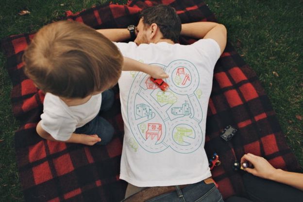 Usa, la t-shirt di mamma e pap&agrave; &egrave; una pista per i bimbi