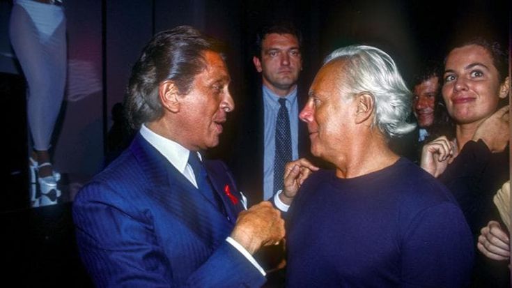 Valentino, il rivale Armani, il polo opposto: la differenza tra fiaba e sobrietà