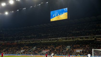 Milan-Inter, maglie con la bandiera dell'Ucraina per il riscaldamento dei rossoneri