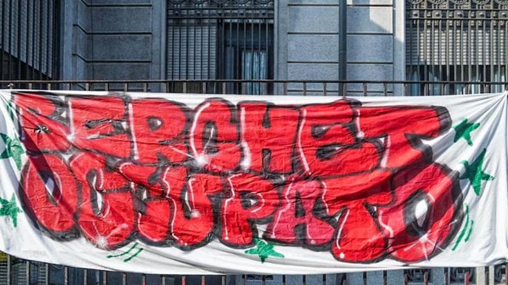Occupato il liceo classico Berchet a Milano: “No al genocidio a Gaza, blocchiamo tutto”