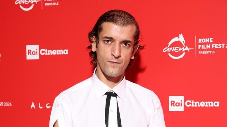 L’attore Maziar Firouzi: “I miei in fuga da Teheran, ora sogno un Paese libero”
