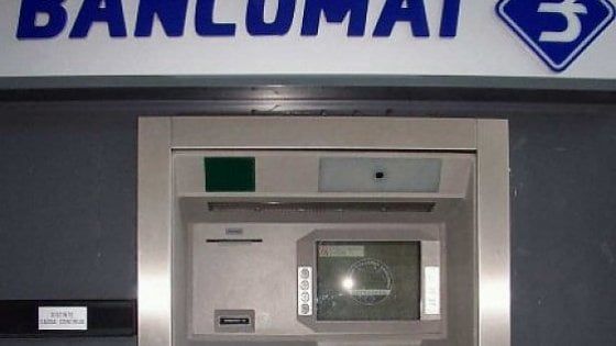 Rosolini, tentano di sradicare un bancomat con un escavatore
