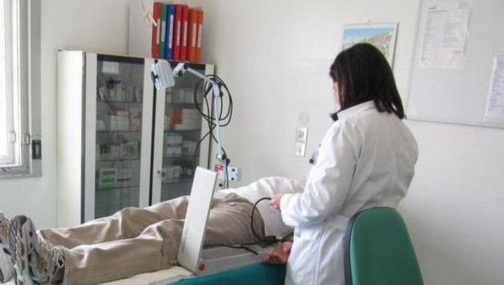 Graduatorie sessiste in Puglia, donne medico perdono punti in graduatoria per la gravidanza a rischio: "Noi discriminate"