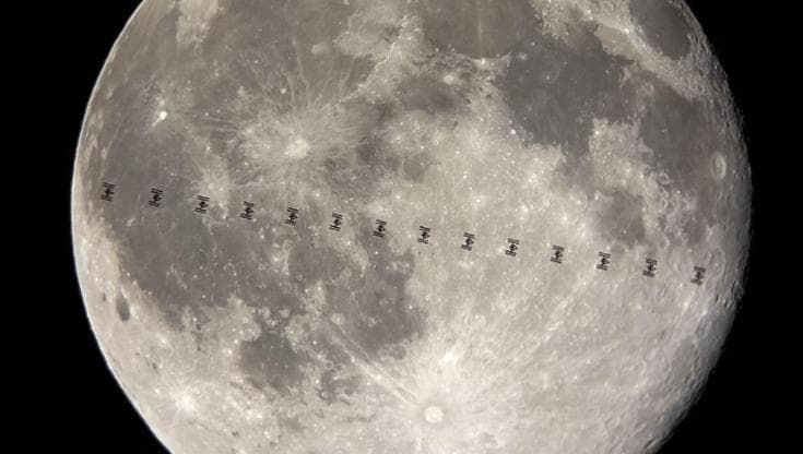 La Stazione spaziale internazionale passa davanti alla Luna piena: dalla Puglia la foto eccezionale