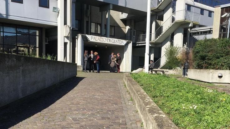 Le indagini sull’accoltellamento portano alla fabbrica-dormitorio. Arrestato un imprenditore