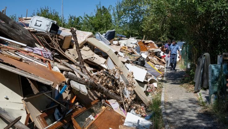 Firenze, sgomberato il complesso di via della Chimera. “Accumulo di rifiuti impressionante”