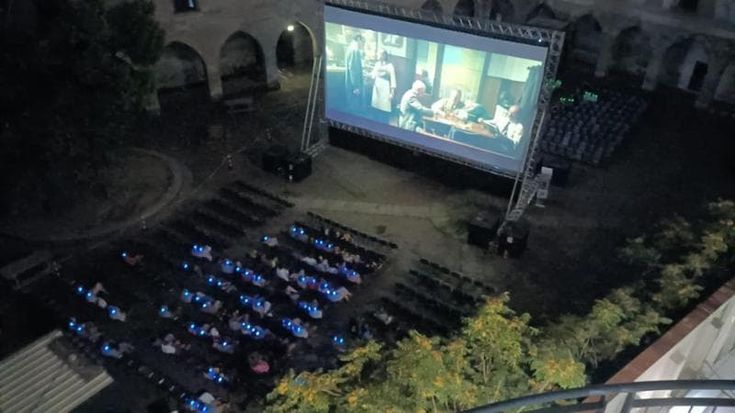 Chiostro dell’Incoronata, con cinema e cuffie la movida dell’estate milanese è silenziosa