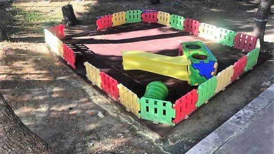 Bari, vandali distruggono il giardino della scuola. La preside: "Ora i bambini non hanno più i giochi"