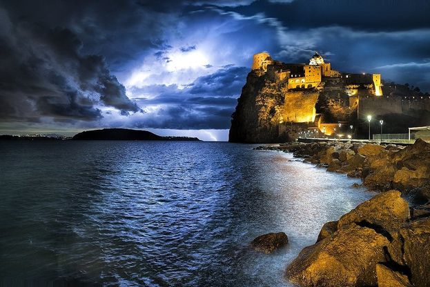 Ischia come in un fantasy, il Castello al chiaro di luna è uno spettacolo