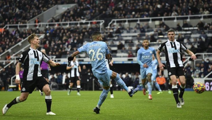 Premier League, il Liverpool pareggia e il City ne approfitta per allungare. Rabbia Chelsea: decimato e bloccato dai Wolves
