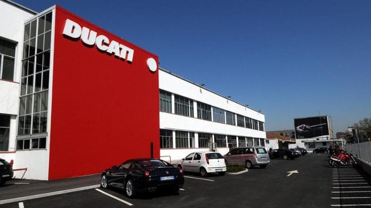 Ducati, Urso scrive a Domenicali dopo l’annuncio dei tagli Vw: “Pronti a salvaguardare l’azienda”