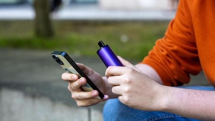 Adolescenti sempre più dipendenti dalla nicotina: il primo ‘svapo’ sotto i 13 anni