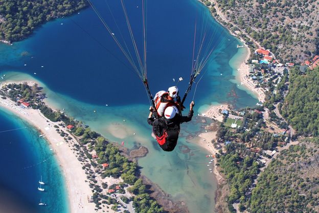Turchia, &egrave; parapendio-mania: in volo sulla Laguna Blu