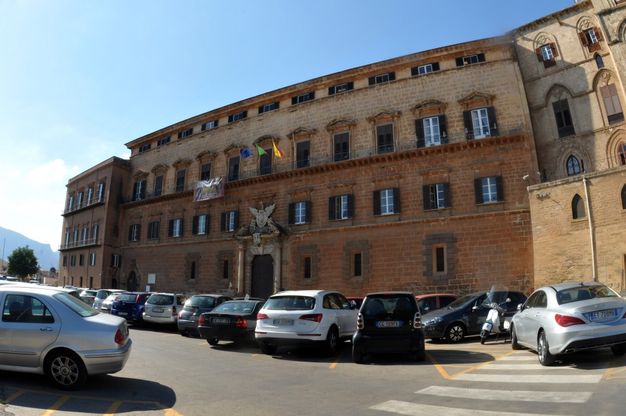 Tornano le auto davanti a Palazzo dei Normanni