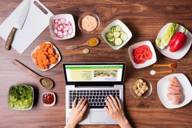 Cosa cucinano i casalinghi del mondo? Dal petto di pollo al pesto le 10 ricette più cercate