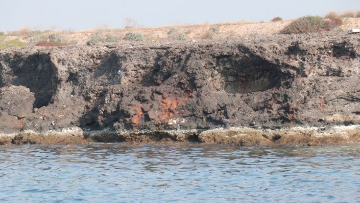 Taranto, sequestrato un tratto di costa: ipotesi di residui industriali solidificati su 4mila metri quadri a Punta Rondinella