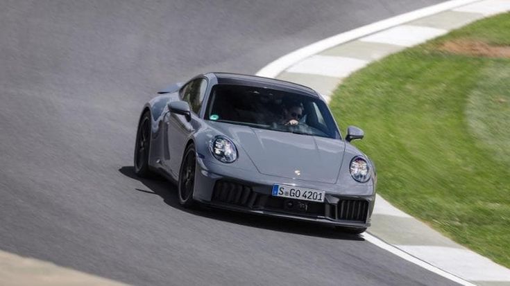 Porsche 911, la leggenda entra nell’era ibrida. E va ancora più veloce. La prova in pista e su strada